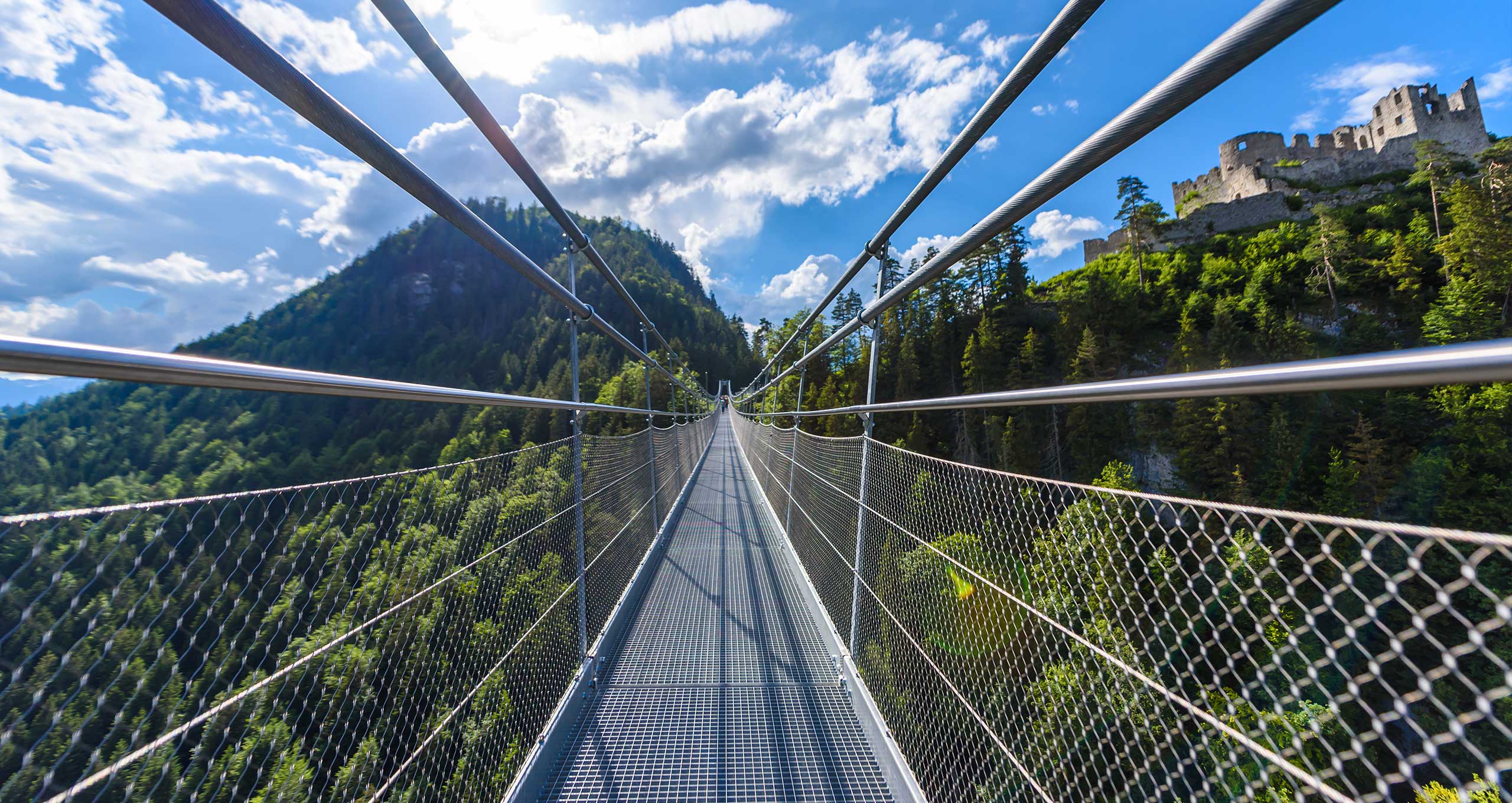 Innen_und_Aussenarchitektur_Brücke_Drahtseilnetz-web